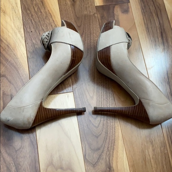 Size 5 platform Guess heels - Picture 8 of 9